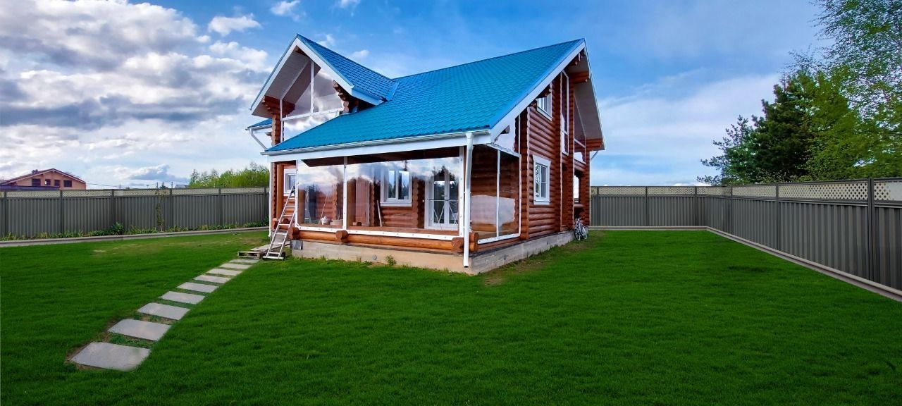Мягкие окна на веранде загородного дома в Льгове